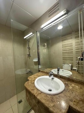 Private luxury stay Abudhabi - Check out 2 pm