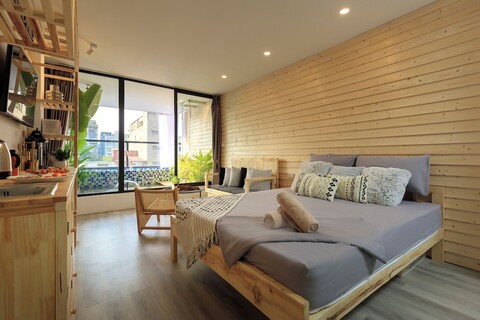 트럭 박 근처의 아줄 세레네 스테이