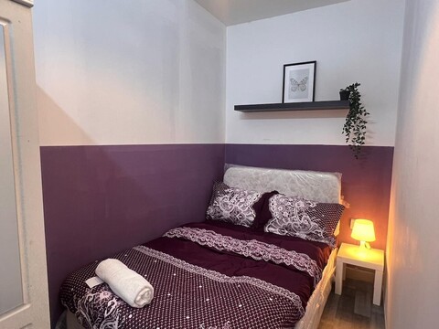 메트로 근처의 조용한 분리형 방