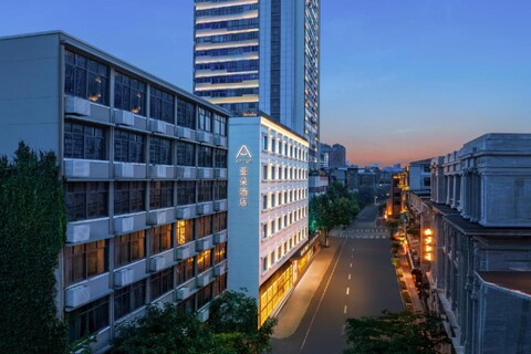 Wuhan Jianghan Road Pedestrian Street Qingdao Road Atour Hotel