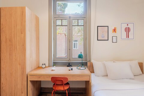 브래스벨, 자말렉 다우드 스튜디오 B