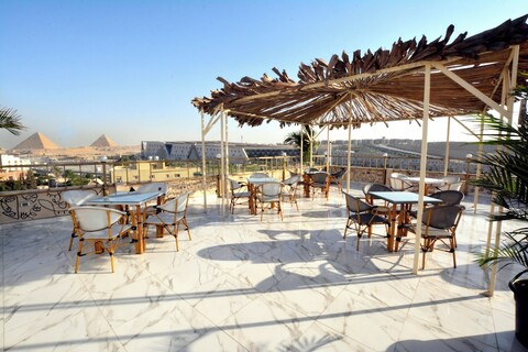 탑뷰 피라미드와 박물관