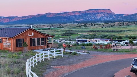 더 리버사이드 랜치 RV 파크, 모텔 & 캠프그라운드