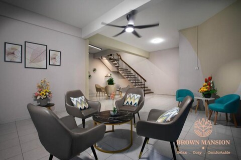 Brown Mansion - Near Adventist Hospital