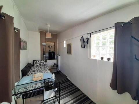 조지아스 하우스, 아테네 공항에서 7분 거리