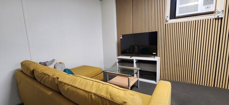 시드니 시내 중심가에서 10분 거리에 있는 캠퍼다운에 위치한 방 2개, 욕실 1개 아파트입니다.