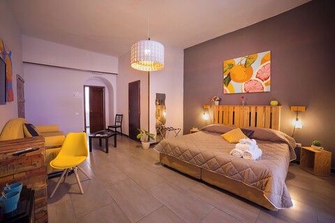 B&B 레 4 스타지오니, 클라파 그룹 디스로케이티드 호스피탈리티