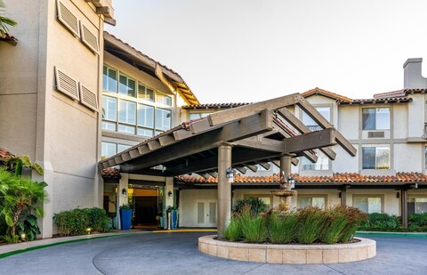 더블트리 바이 힐튼 캠프벨 - 프루니어드 플라자