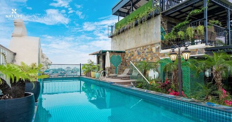 네이처 호텔, 바 딘