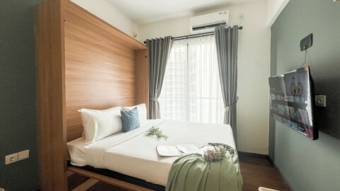 스카이 하우스 BSD 아파트먼트의 따뜻한 톤 스튜디오