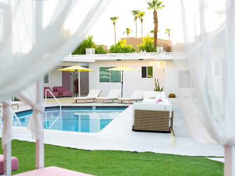 프리미엄 스위트, 킹 베드와 소파 베드, 수영장 전망