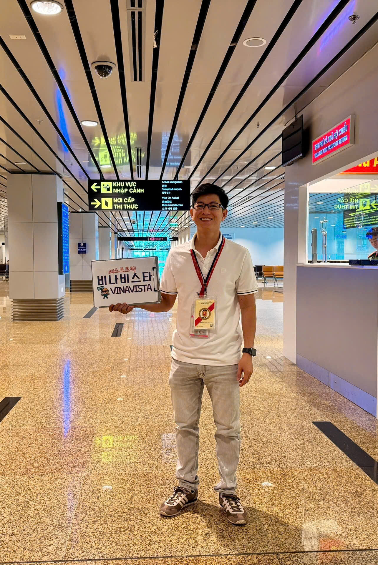 나트랑 깜란 공항에서 패스트트랙 서비스를 이용해 빠르게 입국하는 모습