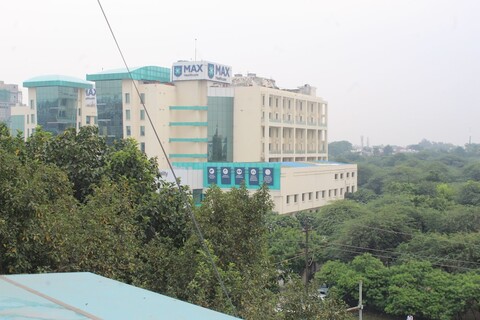 플로리시 인 사켓, 맥스 병원 맞은편