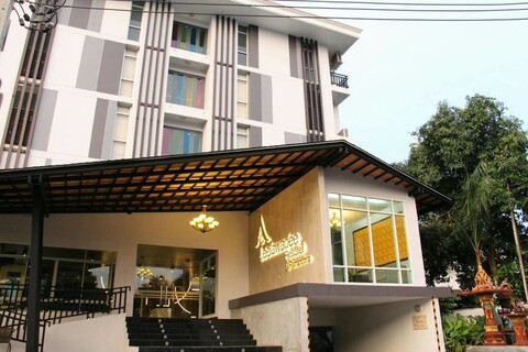 리라와디 레소텔 라민트라 23