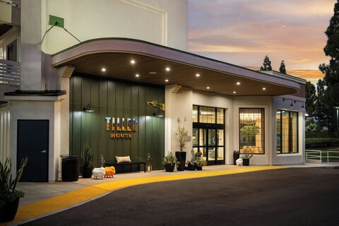 트리뷰트 포트폴리오 호텔, 라구나 힐스, 틸러 하우스