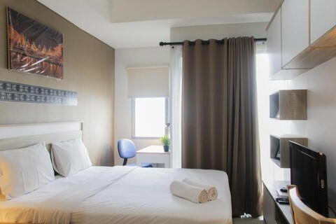 Bright Studio Apartment at Springwood Residence By Travelio