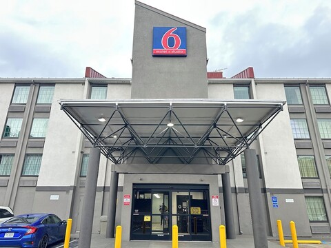 워싱턴 DC 남서부에 위치한 스튜디오 6 스프링필드, VA