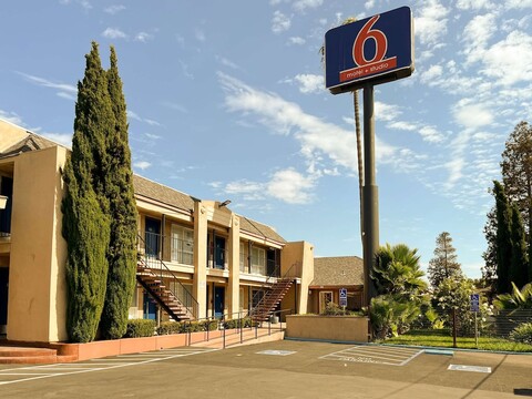 스튜디오 6 발레조, CA – 나파 밸리