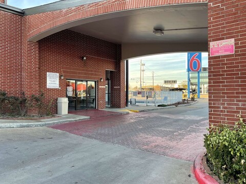 스튜디오 6 휴스턴, TX - 브룩홀로우