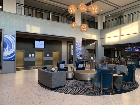 더블트리 스위트 바이 힐튼 호텔 & 컨퍼런스 센터 다우너스 그로브