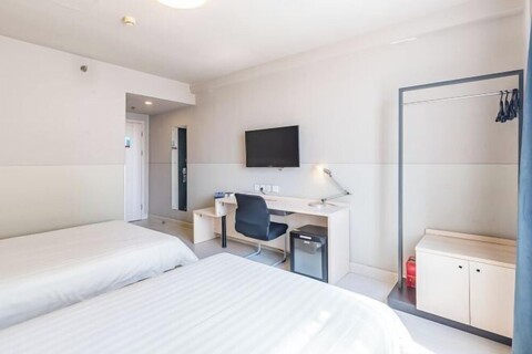 Winterless Hotel (Beijing XiDiaoyutai Subway Station branch)