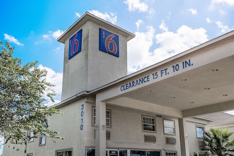 모텔 6 패서디나, 텍사스