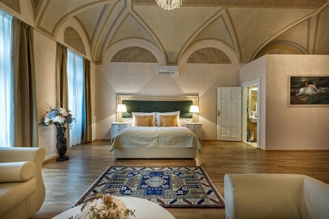 리틀 킹 호텔 우 말바제