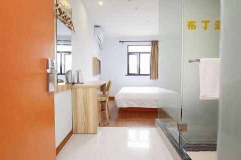 Pod Inn (Shanghai Changzhong Road Metro Station Shanghai University)