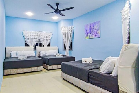 Modern Home at Kajang by HCK