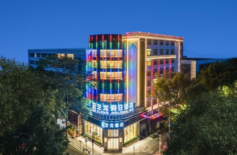 Yilong Hotel (Shenzhen Zhongying Street Shatoujiao Subway Station)