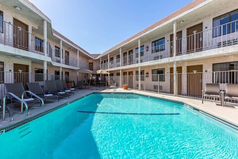 로드웨이 인 매직 마운틴 지역