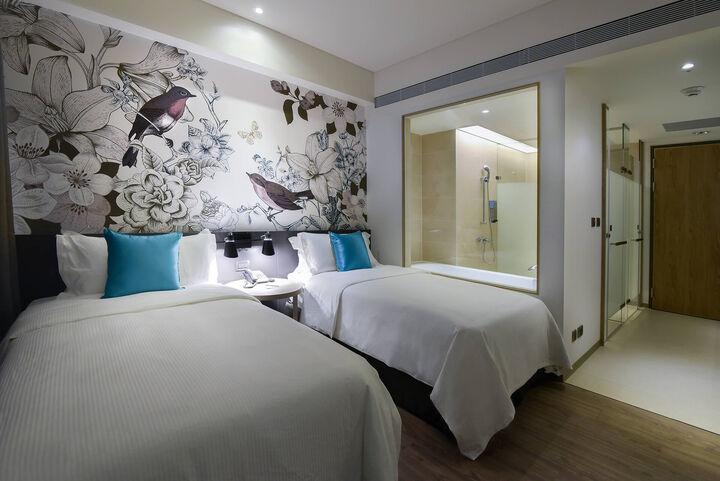 room detail thumbnail 2