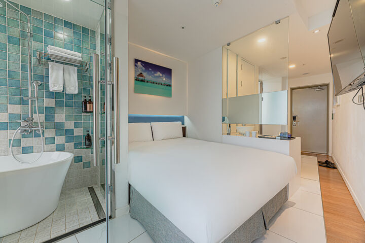 room detail thumbnail 2