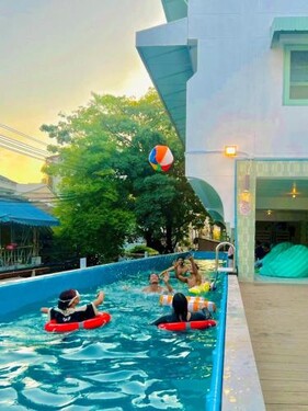 Easy Monday Pool Capsule Hotel - Old Town Bangkok