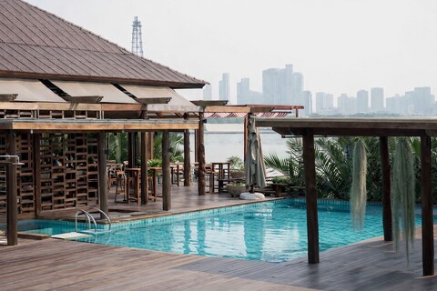 반 크라이 나오 더 리버프런트