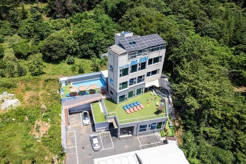 Geoje Mr. Jun Kids Pool Villa