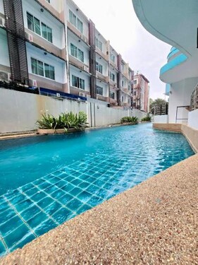The beach bangsaen condo daily room Poolside