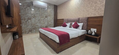 골든 펄, 골든 템플 게이트 앞