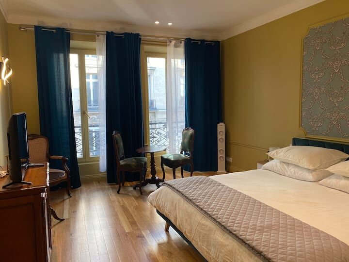 room detail thumbnail 2