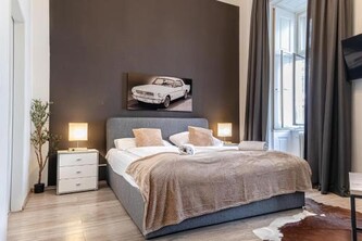 10-Min to Westbahnhof, Modern Hotel Rooms with TV, Wi-Fi