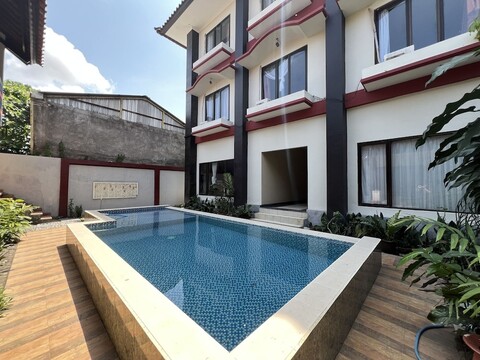 발리 대성당 근처 레논의 컬렉션 O