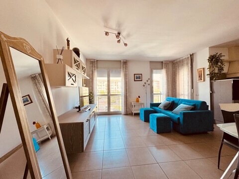 현대적이고 평화로운 발코니가 있는 아파트먼트