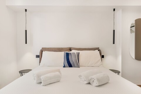 넬리 룸스, 비아 XXIV 마지오