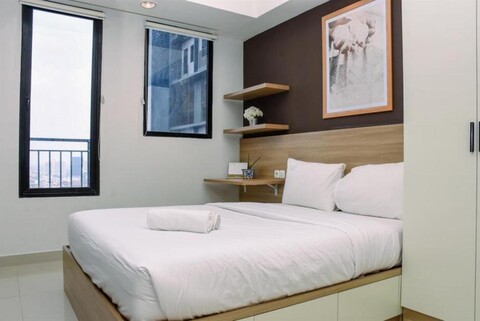 Comfy Studio Room at Evenciio Margonda Apartment By Travelio