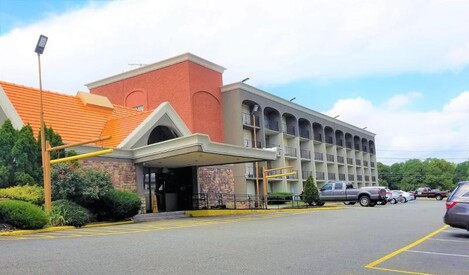 Howard Johnson by Wyndham Clifton NJ