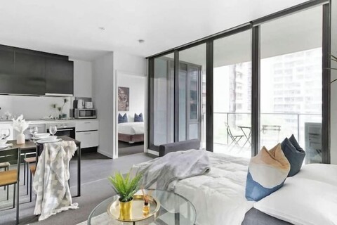 A Spacious 2BR Apt, Walk to Southern Cross Station