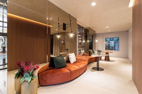 포 유 파라이소 바이 비바 - 지하철 근처의 수영장과 체육관이 있는 건물