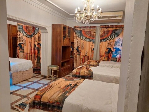 해피 파로닉 하우스 인