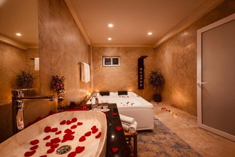 hotel Hemsa Connect – a Luxury Jacuzzi Stay 