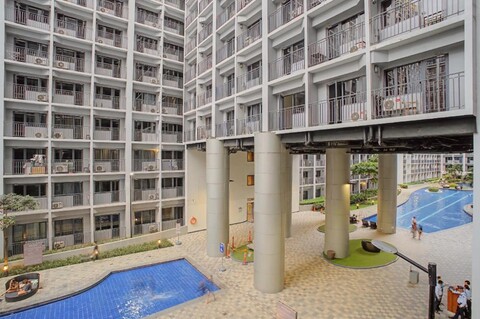 릴랙싱 1베드룸 발코니 위드 풀뷰 플러스 프리 파킹